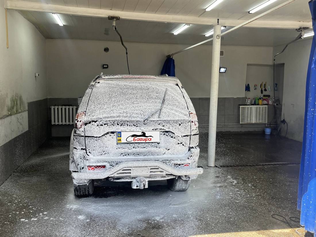 Авто в піні під час миття